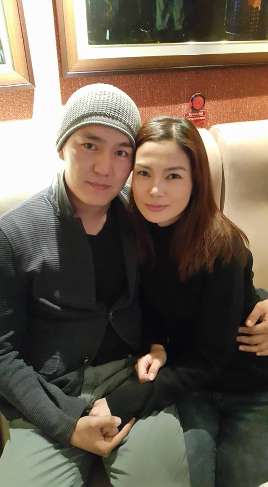 Жүжигчин хосууд нүцгэлэв